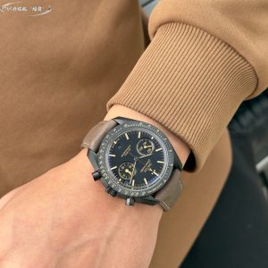 TVS Pioneer Edition: Omega Speedmaster Dark Side of the Moon Watch 311.92.44.51.01.005 44.25mm Co-Axial Chronograph Features the in-house developed 9300 caliber 3 o'clock subdials display 【12-hour】 and 【30-minute】 cumulative timekeeping All functions and aesthetics meticulously crafted to replicate the original 【1-1】 model.Movement: 9300 Dual-T Black Balance Wheel, Automatic Co-Axial Master Chronometer Chronograph Movement. Rhodium-plated movement with distinctive Arabic-style Geneva waves. Bezel: Brushed ceramic. Dial: Matte dark gray ceramic dial. Case: Brushed black. Strap: Black nylon fabric strap. Crystal: Double-domed sapphire crystal. Scratch-resistant. Functions: Date display. Chronograph.